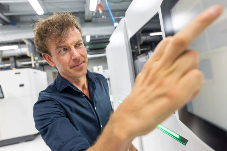 Engineer bij het bedieningsscherm van een SLS printer — Parts on Demand