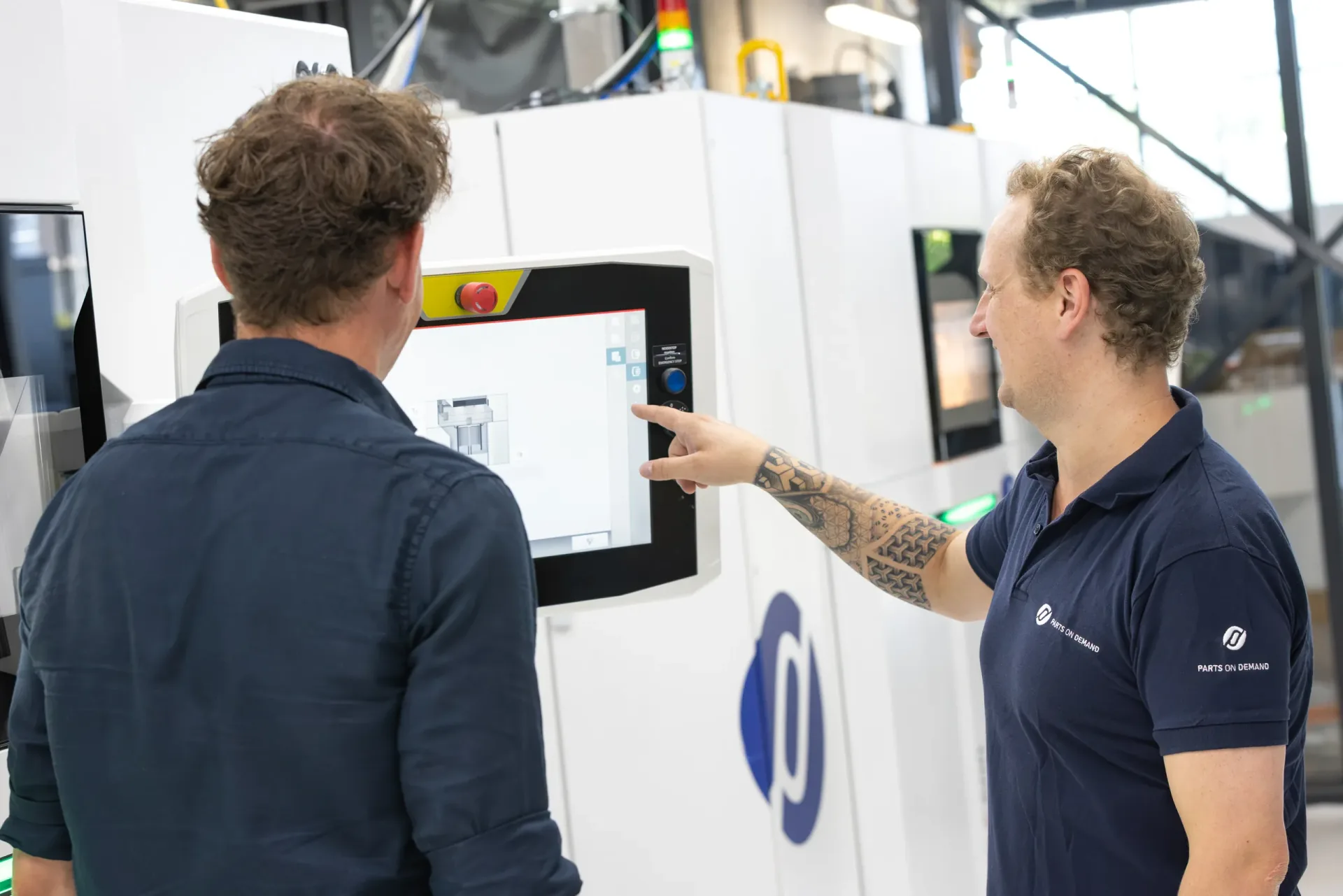 Engineers bij het EOS besturingsscherm — Parts on Demand